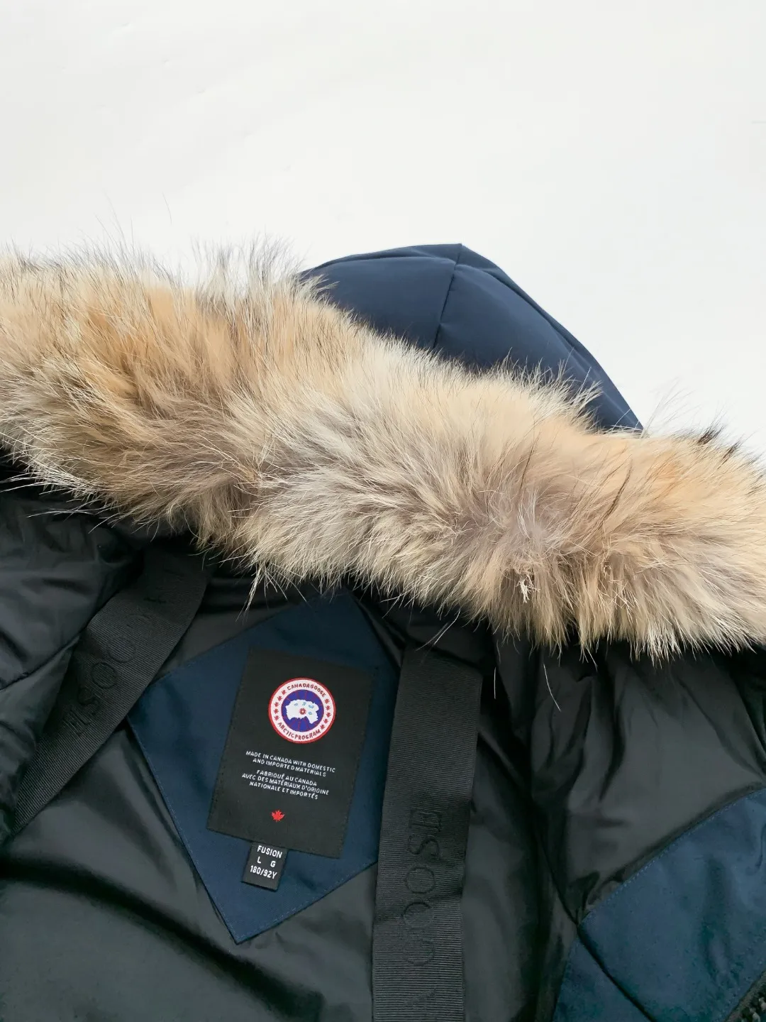 P780 Fake model pictures were taken at home. Colleagues please do not pass them off as stolen pictures! Style number: Y60-🇨🇦CANADA GOOES 24 new styles 08 styles/couple styles Factory direct supply: supplying global purchasing agents, micro-businesses, entities, Tmall, high-end stalls and studio cooperation, free shipping! Canada Goose Expedition Parka 2008 is the same style for men and women. It is mid-length and the most timeless classic. All Arctic and Antarctic scientific expedition teams choose Canada Goose as their cold-proof equipment. It is the Rolls-Royce of down jackets. ➖ Industry-leading anti-counterfeiting chip sensing. ➖ Imported Behringer embroidery machines and customized embroidery labels, the highest level and industry leading. ➖ Imported Korean 21-count polyester-cotton blended original fabric, TC85 waterproof coated fabric, water-repellent, windproof and wear-resistant. ➖ The new national standard 80 white duck down is filled with an average of 520 grams of down. The amount of down filled is industry-leading. ➖ 100% nylon lining with double double-layer sealing design to prevent velvet running, and seamless thread design on the cuffs! ➖ Western Canadian Green Wolf Collar. ➖ Yoshida YKK provides original factory-customized electroplated sliders. YKK two-way lockable zippers are tight and smooth and do not peel off paint. ➖ 3M composite Velcro is durable and the accessories and hardware are all custom-made. Note: Our copywriting is only simple and clear. Instead of bragging about the copywriting, it is better to compare and understand with samples. Only for the purest goose, the most dedicated, the most professional, the highest quality, the highest cost performance! Color: white red blue gray camouflage navy black SIZE:XS-XXL